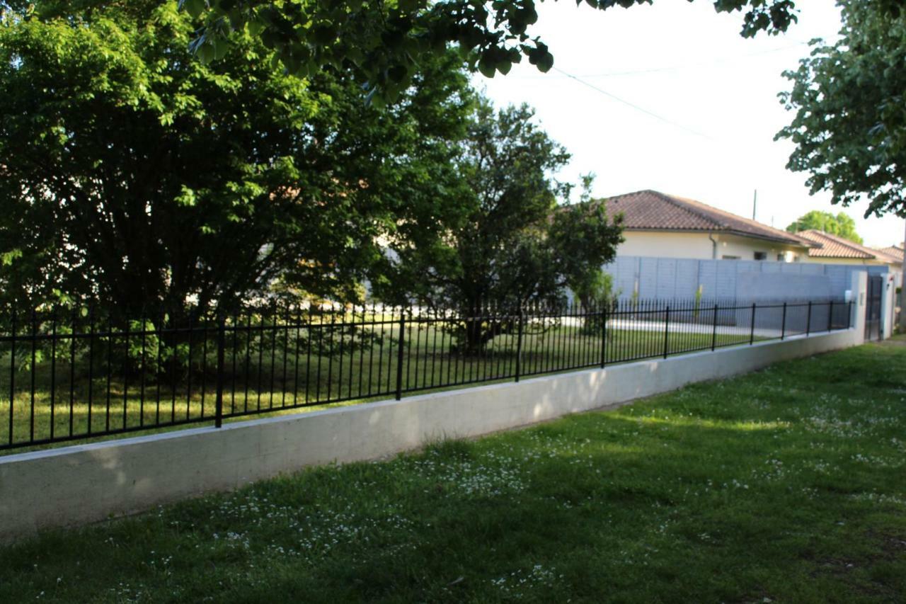 Les Tresors De Lizzie Hotel Coutras Exterior photo