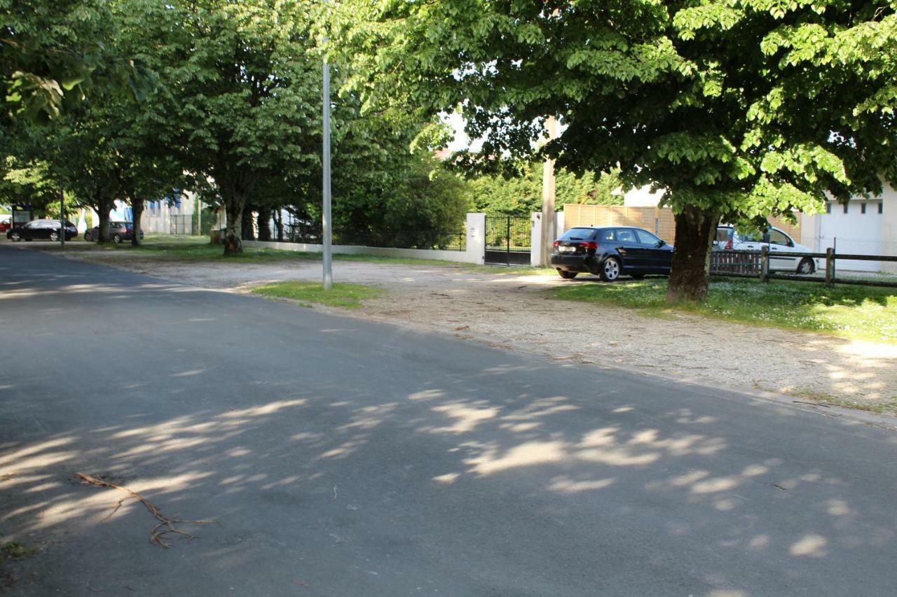 Les Tresors De Lizzie Hotel Coutras Exterior photo